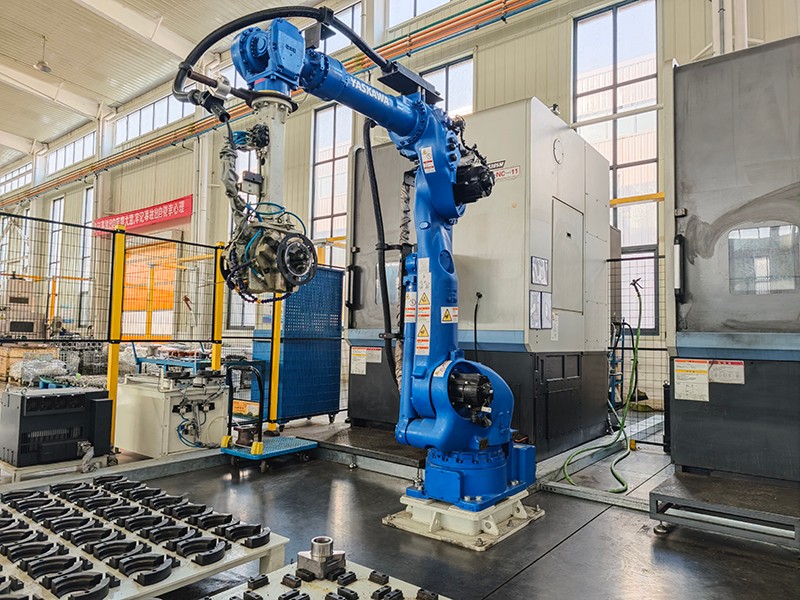 1208單月訂單破8000臺！盛源濟(jì)寧分公司以精益化管理書寫逆勢增長新篇（張子?jì)梗?/></p><p>在行業(yè)環(huán)境承壓的大背景下，山東盛源工業(yè)裝備濟(jì)寧分公司以精 益化管理為核心抓手，推動全鏈條協(xié)同發(fā)力，成功實(shí)現(xiàn)逆勢突圍。2025年11月訂單量突破8000臺，發(fā)貨量達(dá)6901臺，創(chuàng)下歷史新高，用硬核業(yè)績彰顯企業(yè)強(qiáng)勁發(fā)展韌性。</p><p>這一亮眼成績的背后，是精 益化管理貫穿生產(chǎn)、技術(shù)、品質(zhì)全流程的深度賦能。生產(chǎn)端以精 益理念優(yōu)化流程，截至11月底，整機(jī)馬達(dá)產(chǎn)出同比增長28.43%，零部件產(chǎn)出也實(shí)現(xiàn)了26.57%的增長，月產(chǎn)量從2800臺躍升至6000臺；通過精 益改善提升關(guān)鍵工序效能，核心部件自制降本18萬元，庫存周轉(zhuǎn)率提升15%，實(shí)現(xiàn)產(chǎn)能與效益雙提升。技術(shù)創(chuàng)新持續(xù)加碼，5款核心新品的成功推出，不僅提升了產(chǎn)品性能，更通過工藝精 益優(yōu)化使裝配合格率提高8%，同步提升生產(chǎn)效率和產(chǎn)品質(zhì)量。品質(zhì)管控融入精 益思維，推動制造合格率從87.57%提升至99.1%，售后率保持在0.57%，遠(yuǎn)低于行業(yè)1.2%，成品追溯率保持1 0 0%。</p><p>市場拓展精 準(zhǔn)破局，為增長注入核心動力。公司以精 益思維聚焦中高端市場，成功開發(fā)6家核心客戶并實(shí)現(xiàn)批量下單，產(chǎn)品應(yīng)用領(lǐng)域逐步從單一賽道擴(kuò)展至農(nóng)業(yè)機(jī)械、環(huán)衛(wèi)機(jī)械等多領(lǐng)域。此外，公司以優(yōu) 質(zhì)服務(wù)穩(wěn)固新老客戶，全年續(xù)約率達(dá)到1 0 0%，穩(wěn) 定的訂單和回款形成了良性循環(huán)。成本管控同步發(fā)力，推行精 益采購模式，優(yōu)化供應(yīng)商管理、開展集中采購議價(jià)，推動原材料采購價(jià)格平均降幅超5%，單臺馬達(dá)采購成本降低42元以上，全年主要材料節(jié)約成本約438萬元，為業(yè)績增長夯實(shí)盈利基礎(chǔ)。</p><p>單月破萬的沖刺勢頭，全年飄紅的增長曲線，是盛源濟(jì)寧分公司以精 益化管理驅(qū)動高質(zhì)量發(fā)展的生動實(shí)踐。未來，公司將持續(xù)深化精 益理念，深耕液壓馬達(dá)領(lǐng)域，為企業(yè)高質(zhì)量發(fā)展貢獻(xiàn)更大動力。</p><p>文/圖丨張子?jì)?/p><p><br/></p><div   id=